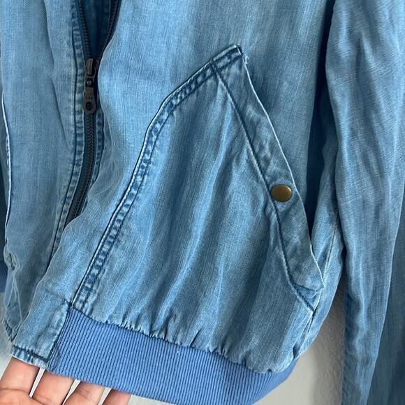 Urban Outfitters BDG Lyocell Front Zip Bomber Style Chambray Jacket Medium - Picture 5 of 6
